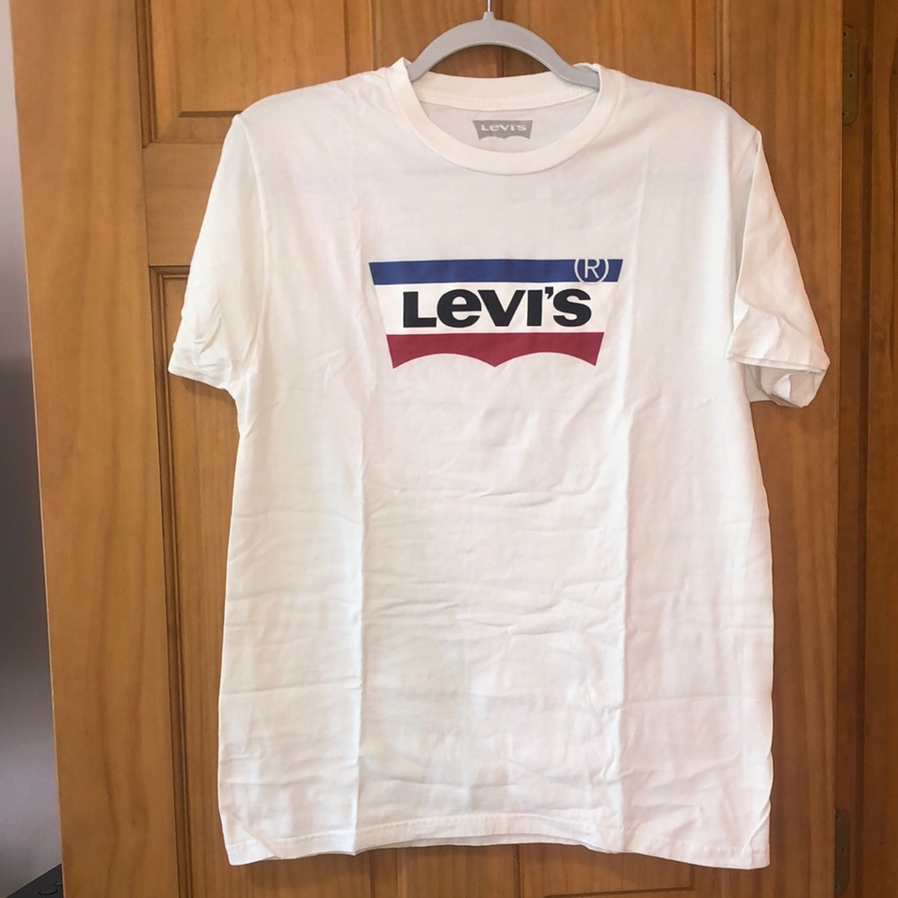 Women’s Levi’s White Logo Tee size Medium